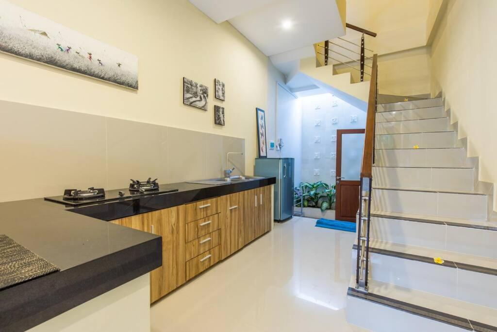 Villa Hitam Putih Legian Bali Seminyak Kültér fotó