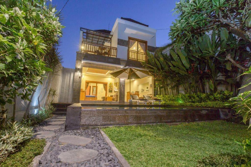 Villa Hitam Putih Legian Bali Seminyak Kültér fotó